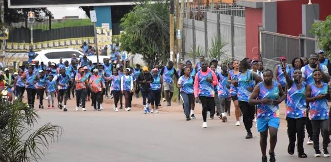 Large group of runners moving through a city street